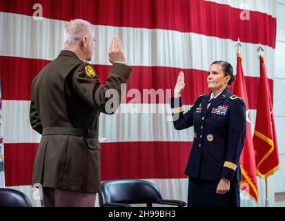 Charleston, Usa. 02. Dezember 2021. Generalmajor General Bill Crane, links von der Nationalgarde in West Virginia, legt den Eid an Oberst Michaelle M. Munger ab, der sie während einer Zeremonie am Hauptquartier der Vereinten Kräfte am 2. Dezember 2021 in Charleston, West Virginia, zum Brigadier General promote. Munger wurde die erste weibliche Generaloffizierin in der Geschichte der Nationalgarde der West Virginia Army. Kredit: Edwin L. Wriston/DOD/Alamy Live Nachrichten Stockfoto