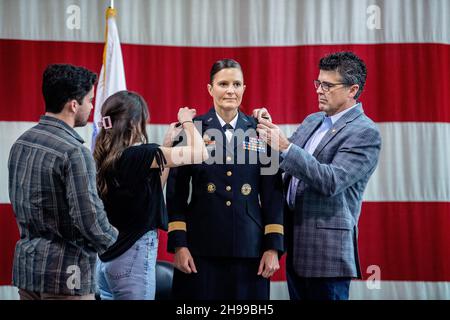 Charleston, Usa. 02. Dezember 2021. Familienmitglieder helfen bei der Änderung der Ranguniform der Nationalgarde von West Virginia Brig. Gen. Michaelle M. Munger während einer Zeremonie im Hauptquartier der Vereinten Kräfte am 2. Dezember 2021 in Charleston, West Virginia. Munger wurde die erste weibliche Generaloffizierin in der Geschichte der Nationalgarde der West Virginia Army. Kredit: Edwin L. Wriston/DOD/Alamy Live Nachrichten Stockfoto