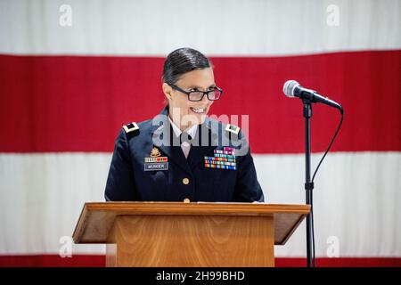 Charleston, Usa. 02. Dezember 2021. Oberst Michaelle M. Munger, Nationalgarde von West Virginia, wendet sich nach ihrer Beförderung zum Brigadier-General während einer Zeremonie am Hauptquartier der Vereinten Kräfte am 2. Dezember 2021 in Charleston, West Virginia, an Truppen. Munger wurde die erste weibliche Generaloffizierin in der Geschichte der Nationalgarde der West Virginia Army. Kredit: Edwin L. Wriston/DOD/Alamy Live Nachrichten Stockfoto