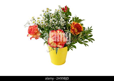 Heller Blumenstrauß im gelben Eimer isoliert auf Weiß. Gerbera, Nelken oder Herbera, Nelke, Gypsophila, Chrysantheme und grüne dekorative b Stockfoto