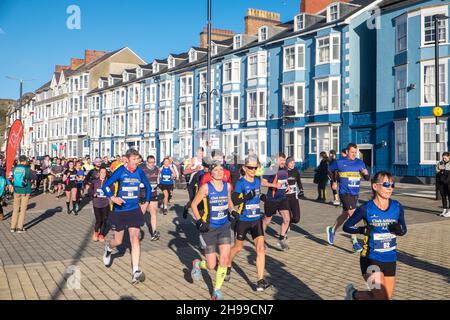 Läufer,Teilnehmer,in,Aberystwyth 10k,Kilometer,Lauf,Rennen,durchgeführt,in,Aberystwyth,Cardigan Bay,Küste,Küste,an,A,sonnig,aber,windig,Dezember,Winter,Winter,Tag,Mittel,Westen,Wales,Ceredigion,Ceredigion County,Welsh,GB,UK,Vereinigtes Königreich,Großbritannien,Großbritannien,Britisch,Europa,europäisch, Stockfoto