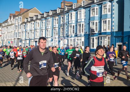 Läufer,Teilnehmer,in,Aberystwyth 10k,Kilometer,Lauf,Rennen,durchgeführt,in,Aberystwyth,Cardigan Bay,Küste,Küste,an,A,sonnig,aber,windig,Dezember,Winter,Winter,Tag,Mittel,Westen,Wales,Ceredigion,Ceredigion County,Welsh,GB,UK,Vereinigtes Königreich,Großbritannien,Großbritannien,Britisch,Europa,europäisch, Stockfoto