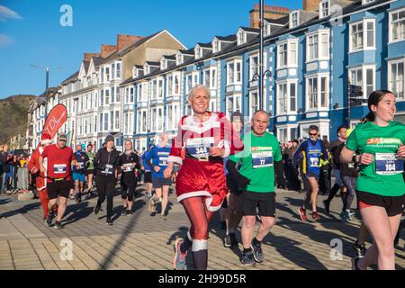 Läufer,Teilnehmer,in,Aberystwyth 10k,Kilometer,Lauf,Rennen,durchgeführt,in,Aberystwyth,Cardigan Bay,Küste,Küste,an,A,sonnig,aber,windig,Dezember,Winter,Winter,Tag,Mittel,Westen,Wales,Ceredigion,Ceredigion County,Welsh,GB,UK,Vereinigtes Königreich,Großbritannien,Großbritannien,Britisch,Europa,europäisch, Stockfoto