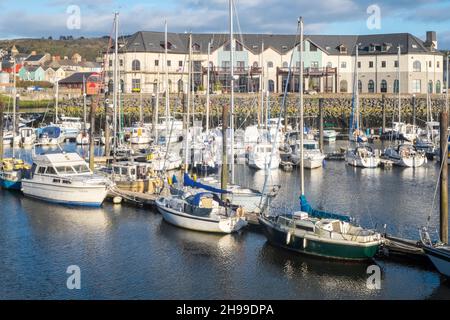 Luxus, Wohnung, Wohnungen, Wohnungen, Gebäude, mit Blick auf, Boote, Yachten, festgemacht, an, Aberystwyth Harbour, Hafen, Yachthafen, in, Aberystwyth, Cardigan Bay, Küste, Küste, an, A, sonnig, aber, windig, Dezember, Winter, Winter, Tag, Mitte, Westen, Wales, Ceredigion, Ceredigion County, Welsh, GB, Großbritannien, Großbritannien, Großbritannien, Europa, Großbritannien, Großbritannien, Stockfoto