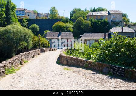 Alte Brücke am Fluss Vezere in Frankreich Stockfoto