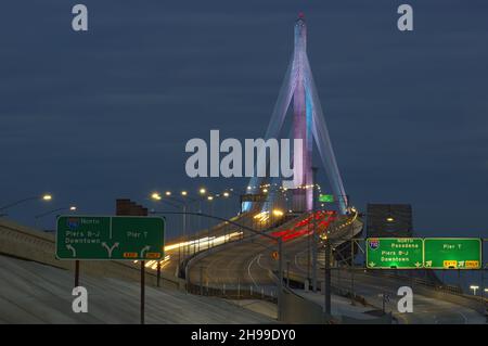 Die neue Gerald Desmond Bridge wird in der Abenddämmerung in Long Beach, Kalifornien gezeigt. Stockfoto