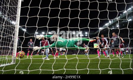 Ezri Konsa (links) von Aston Villa erzielt das erste Tor des Spiels während des Premier League-Spiels in Villa Park, Birmingham. Bilddatum: Sonntag, 5. Dezember 2021. Stockfoto