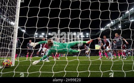 Ezri Konsa (links) von Aston Villa erzielt das erste Tor des Spiels während des Premier League-Spiels in Villa Park, Birmingham. Bilddatum: Sonntag, 5. Dezember 2021. Stockfoto