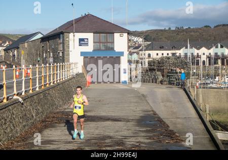 Gewinner,von,dem,Rennen,OllieThorogood,Läufer,teilnehmen,in,Aberystwyth 10k,Kilometer,Lauf,Rennen,durchgeführt,in,Aberystwyth,Cardigan Bay,Küste,Küste,auf,A,sonnig,aber,windig,Dezember,Winter,Winter,Tag,Mitte,Westen,Wales,Ceredigion,Ceredigion County,Welsh,GB,UK,Vereinigtes Königreich,Großbritannien,Großbritannien,Großbritannien,Großbritannien,Großbritannien, Stockfoto