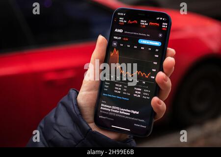 Charkow, Ukraine - 1. Dezember 2021: AMD-Aktienhandel. Finanzdiagramme, Investitionen, Digital Banking Konzept Foto. Smartphone mit Aktienmarkt-App in Stockfoto