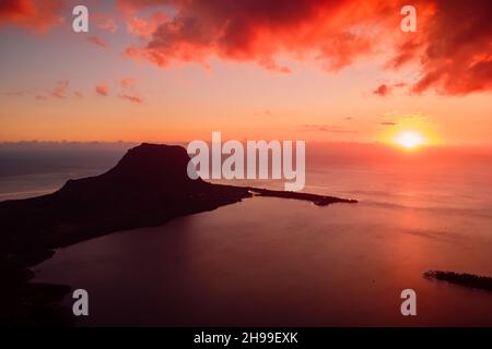 Farbenfroher Sonnenuntergang und Le Morn Berg mit Meer auf Mauritius. Luftaufnahme Stockfoto