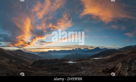 Eine malerische Aussicht auf das Tal von Saint Sorlin und den Aiguilles d'Arves Berg bei Sonnenaufgang, vom Col de la Croix de Fer in Savoie, Frankreich aus gesehen Stockfoto