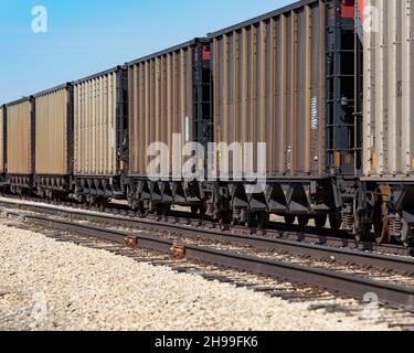 Güterzugwagen auf Eisenbahnschienen. Lieferkette, Schienenverkehr und Versandkonzept. Stockfoto