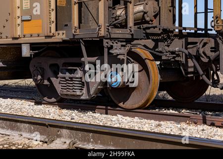 Güterzugwagen auf Eisenbahnschienen. Lieferkette, Schienenverkehr und Versandkonzept. Stockfoto
