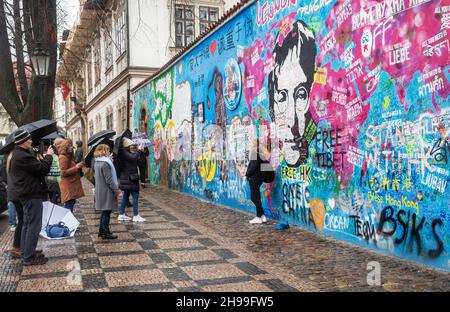 Prag, 11. März 2020: Menschen machen ein Foto an der John Lennon Wand in Prag Stockfoto