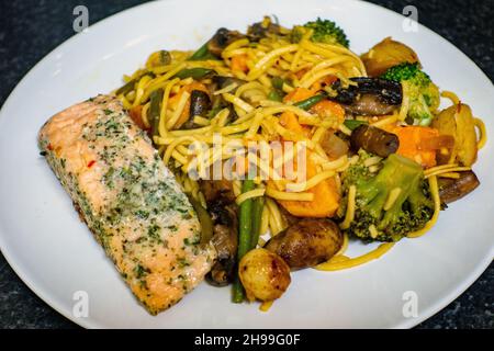 Lachsfilet mit Nudeln und gemischtem Rühren braten Gemüse Stockfoto