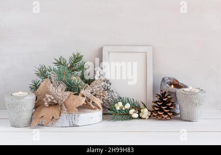 Weihnachtsdekoration, Rahmenmockup auf einem weißen Tisch, Kopierraum Stockfoto