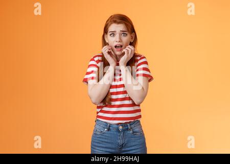 Unschuldige verängstigte Rotschopf weibliche Opfer fühlen Angst stehen Stupor zitternde Angst, fallen Kiefer keuchen geschockt, starren erschrocken, sprachlos aussehen Kamera Stockfoto