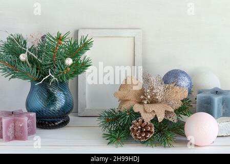 Modell für das neue Jahr. Tannenzapfen, Tannenzweige und Weihnachtskugeln auf weiß gestricktem Hintergrund. Flach liegend, Draufsicht mit Kopierplatz Stockfotografie