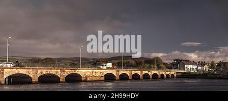 Die Nineteen Arches Bridge, die längste handgefertigte Steinbogenbrücke in Irland. Arklow. Irland. Stockfoto