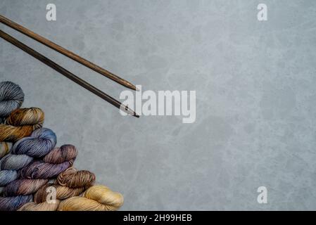 Farbige Mini-Knäuel aus Garn. Blick von oben. Set aus Garn zum Stricken eines Adventprojekts. Stockfoto