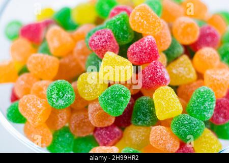 Süßigkeiten mit Zuckergelee. Zuckergelee Bonbons auf der Schüssel im Fokus. Nahaufnahme Süßigkeiten auf der Schüssel. Lecker Snacks Hintergrundbild mit Kopierplatz. Selektiv f Stockfoto