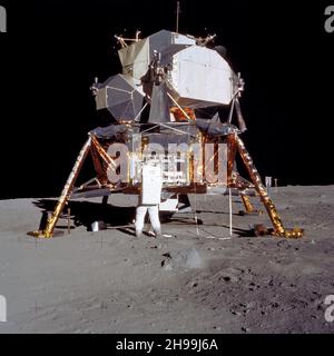 Astronaut Edwin E. Aldrin Jr., Mondmodulpilot, bereitet sich auf den Einsatz des Early Apollo Scientific Experiments Package (EASEP) während der Apollo 11-Mondflächenextravehicular-Aktivität (EVA) vor. Stockfoto