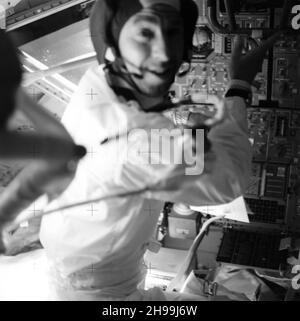 Astronaut James A. Lovell Jr., Kommandant, an seiner Position in der Mondlandefähre (LM) während der Apollo 13-Mission Stockfoto