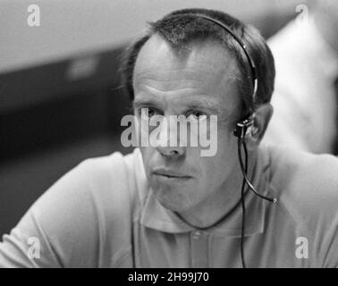 Astronaut Alan B. Shepard Jr., Kommandant der Hauptmannschaft der Apollo 14-Mission, überwacht die Kommunikation zwischen der Apollo 13-Sonde und dem Mission Control Center. Er sitzt an einer Konsole im Mission Operations Control Room des MCC, bemanntes Raumfahrtzentrum. Das Hauptanliegen des Augenblicks war die Aktion der drei Apollo 13-Besatzungsmacht - die Astronauten James A. Lovell Jr., John L. Swigert Jr. und Fred W. Haise Jr. -, um Korrekturen im Raumschiff vorzunehmen, nachdem mehrere Stunden zuvor ein Sauerstoffzellversagen entdeckt wurde. Stockfoto