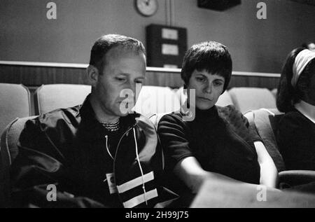 Frau Mary Haise erhält von Astronaut Gerald P. Carr eine Erläuterung des überarbeiteten Flugplans der Apollo 13-Mission im Sichtraum des Mission Control Centers (MCC), Gebäude 30, im bemannten Raumfahrtzentrum (MSC). Ihr Mann, der Astronaut Fred W. Haise Jr., Mondmodulpilot für die Apollo 13-Mission, arbeitete mit den Mitbesatzungsmitgliedern, den Astronauten James A. Lovell Jr. und John L. Swigert Jr., zusammen, um nach der Entdeckung eines Sauerstoffzellausfalls einige Stunden zuvor in ihrem Raumschiff eine Korrektur vorzunehmen. Stockfoto