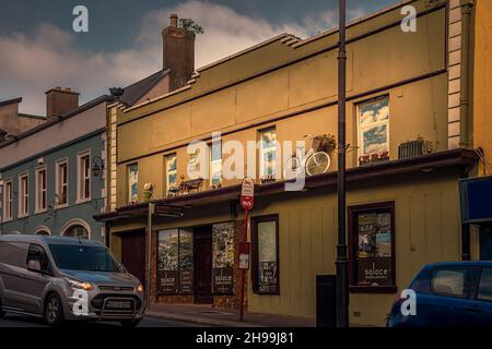 Die kreative Bushaltestelle für Bus Eireann im Stadtzentrum von Arklow. Irland. Stockfoto