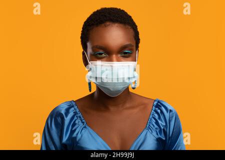 Porträt der kurzhaarigen schwarzen Frau in Gesichtsmaske Stockfoto