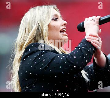 London, Großbritannien. 05th Dez 2021. LONDON, England - 05. DEZEMBER: Sängerin Ella Henderson tritt vor dem Vitality Women's FA Cup Final 2021 zwischen Arsenal und Chelsea im Wembley-Stadion, London, England, am 05th. Dezember 2021 auf.Quelle: Action Foto Sport/Alamy Live News Stockfoto