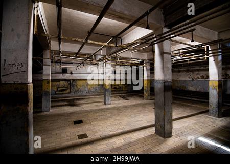 KZ Mauthausen, Duschen für Häftlinge in einem der Haupthäuser Stockfoto