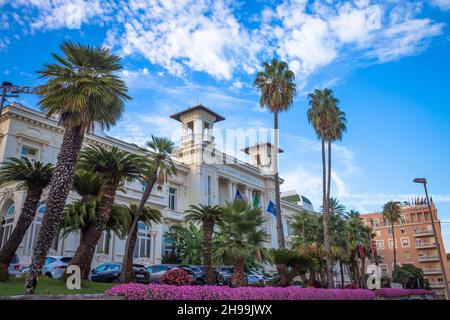 SANREMO, ITALIEN - CA. AUGUST 2020: Blick auf das Casino von Sanremo, eines der wichtigsten Wahrzeichen der Stadt und der Region Ligurien Stockfoto