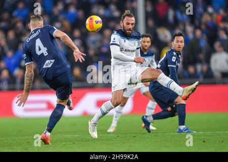 Genua, Italien. 05th Dez 2021. Julian Chabot (Samdpria), Vedat MURIQI (Lazio) während der UC Sampdoria vs SS Lazio, italienische Fußballserie A Spiel in Genua, Italien, Dezember 05 2021 Quelle: Independent Photo Agency/Alamy Live News Stockfoto