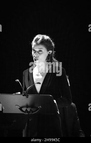 SEIXAL, PORTUGAL - 01. Nov 2021: Eine vertikale Graustufenaufnahme einer Opernsängerin auf der Bühne Stockfoto