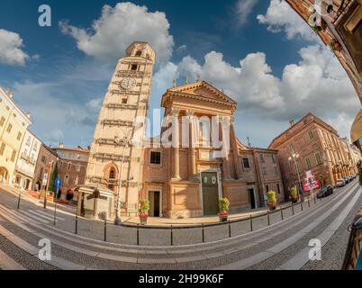 Fossano, Cuneo, Italien - 5. Dezember 2021: Die Kathedrale von Santa Maria und San Giovenale (XVIII Jahrhundert) mit dem Bürgerglockenturm (XV Jahrhundert) und Hi Stockfoto