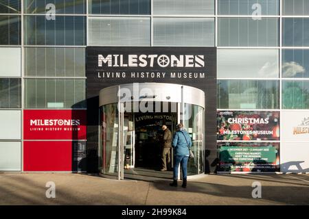 Besucher, die während der Weihnachtszeit im Dezember 2021 am Eingang des Milestones Living History Museum in Basingstoke, Hampshire, Großbritannien, zu Besuch sind Stockfoto