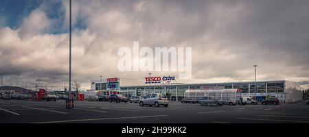 Panoramabild von Tesco Extra Supermarkt mit Parkplatz davor in Arklow. Irland. Stockfoto