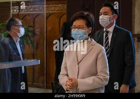 Hongkong, China. 04th Dez 2021. Carrie Lam, Chefexekutivin Hongkong, nimmt an der Bischofsweihe von Stephen Chow Sau-yan, SJ, Teil. Stephen Chow Sau-yan, SJ, wurde von Papst Franziskus zum Bischof von Hongkong ernannt und geweiht, nachdem das Amt zwei Jahre lang leer stand. Die Bischofsweihe fand am 4. Dezember in der Katholischen Kathedrale der Unbefleckten Empfängnis in Hongkong statt. (Foto von Alex Chan Tsz Yuk/SOPA Images/Sipa USA) Quelle: SIPA USA/Alamy Live News Stockfoto