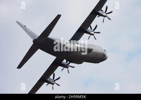 Volkel, Niederlande - 15. Juni 2013: Militärisches Transportflugzeug auf dem Luftstützpunkt. Flugbetrieb der Luftwaffe. Luftfahrt und Flugzeuge. Luftverteidigung. Militär in Stockfoto