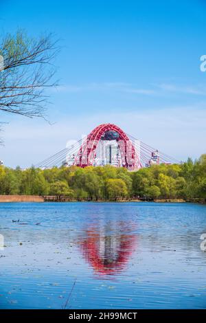 Blick auf die Zhivopisny-Brücke von Serebryany Bor. Grüne russische Natur im Frühling Moskau, Serebryany Bor und Schiwopisny Brücke Stockfoto