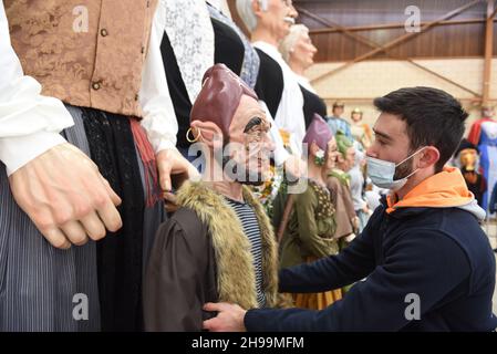 Spanien. 05th Dez 2021. Ein Teilnehmer bereitet ein Cabezudo (Big Head) für die Giganten- und Big-Heads-Feier vor.an diesem Sonntag feiert das Dorf Golmayo im Norden Spaniens das National of Gigantes and Cabezudos (Giants and Big Heads) Festival. Gigantes und Cabezudos wurden geschaffen, um Archetypen und die Tradition der spanischen Region zu repräsentieren. Sie sind in typischen regionalen Hochzeits- und Festa-Kostümen gekleidet. Kredit: SOPA Images Limited/Alamy Live Nachrichten Stockfoto