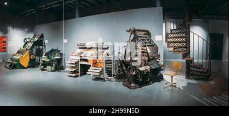 Dobush Paper Mill Museum. Querverknüpfung Abschnitt von Einheit und Jjobbing-Presse, Job-Presse, Druckmaschine mit flachen Formen und Pressen Oberflächen Stockfoto