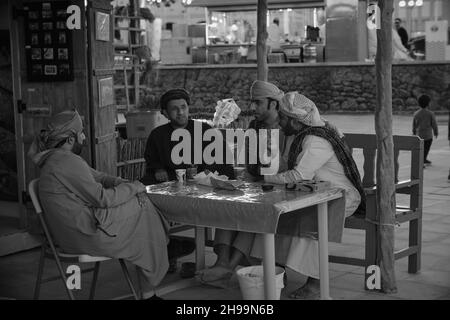 Gruppe von traditionellen arabischen Fischern sitzen in Katara kulturellen Dorf in Doha, Katar monochromes Bild während Katara traditionellen Dhow Festival Stockfoto