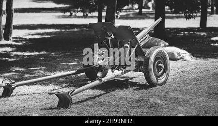 Russische sowjetische 45-mm-Panzerabwehrkanone. Es war die wichtigste Panzerabwehrwaffe der Artillerietruppen der Roten Armee im Zweiten Weltkrieg Sommersaison. Schwarz Und Weiß Stockfoto