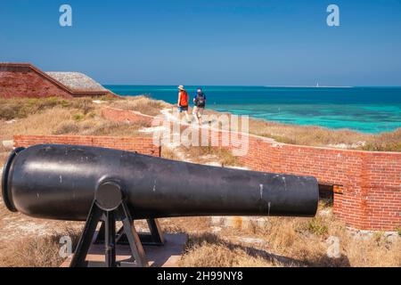 Fort Interior. Kanone auf der Brüstung mit Loggerhead Key in der Ferne. Dry Tortugas National Park, in der Nähe von Key West, Florida, USA. Stockfoto