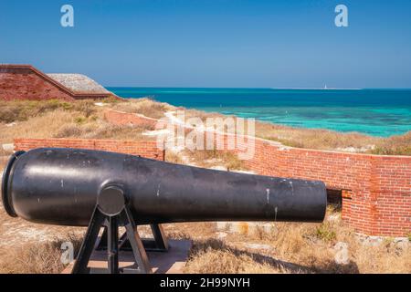 Fort Interior. Kanone auf der Brüstung mit Loggerhead Key in der Ferne. Dry Tortugas National Park, in der Nähe von Key West, Florida, USA. Stockfoto