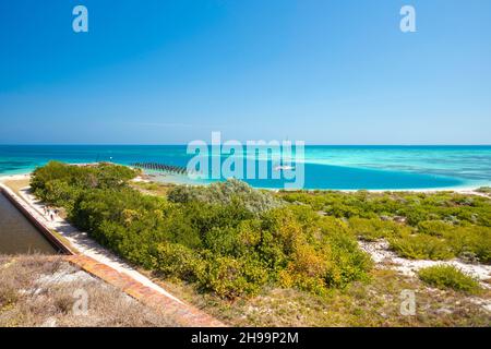 Mit Blick auf die Ruinen des North Coaling Dock und den Schwimmbereich von Fort Jefferson. Dry Tortugas National Park, in der Nähe von Key West, Florida, USA. Stockfoto